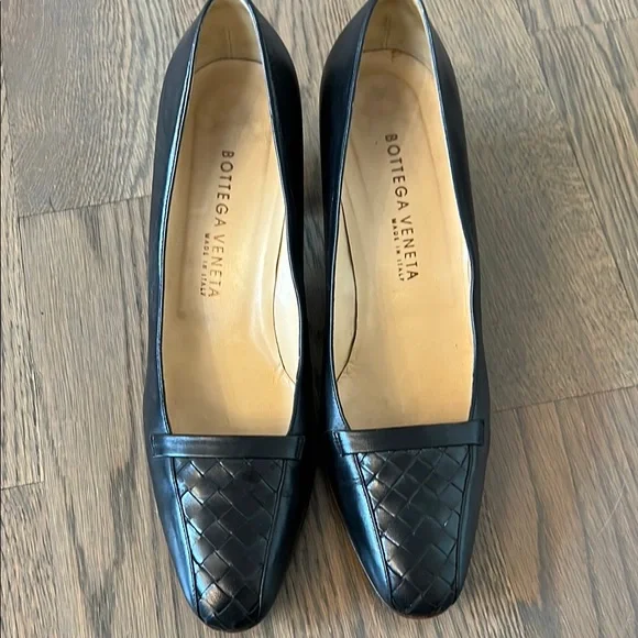 Bottega Veneta Black Textured Leather Heels with Square Toe - Picture 2 of 4